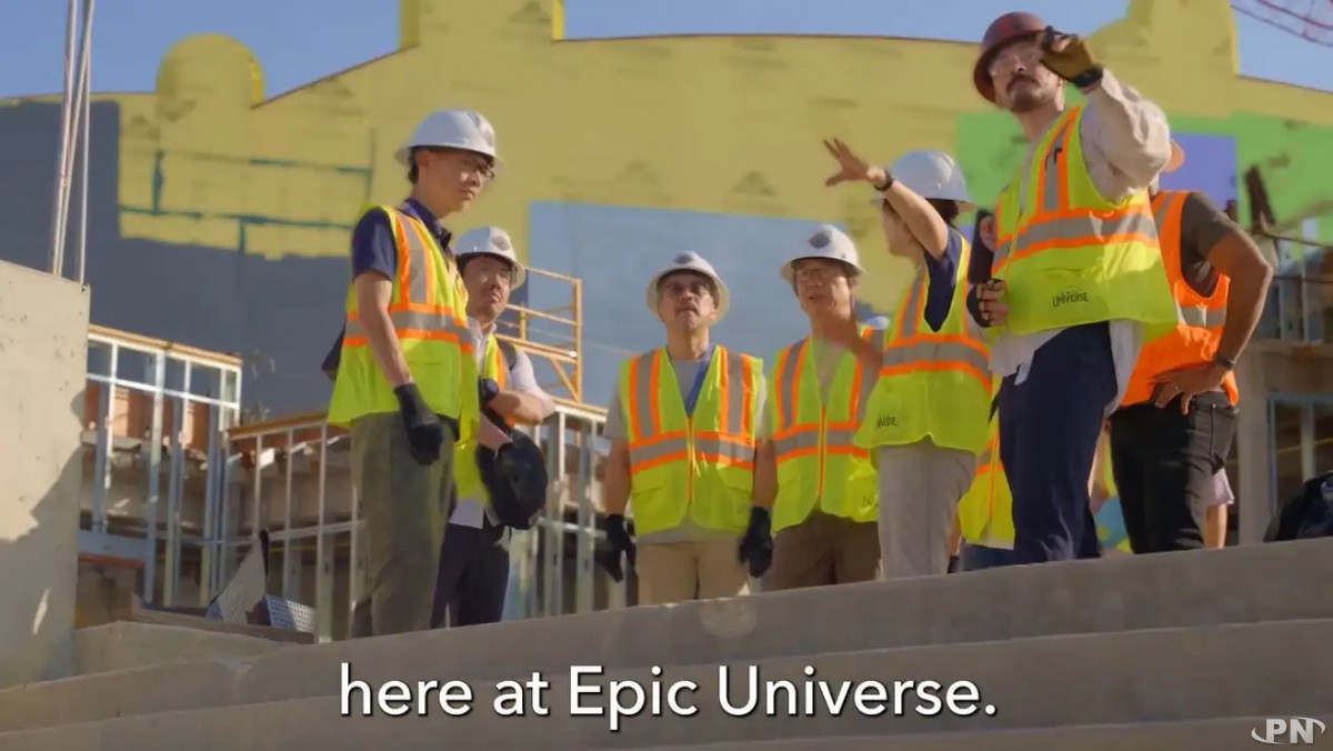 Eiji Aonuma avec Shigeru Miyamoto en visite au chantier Super Nintendo World d'Universal Studios Orlando (Floride)